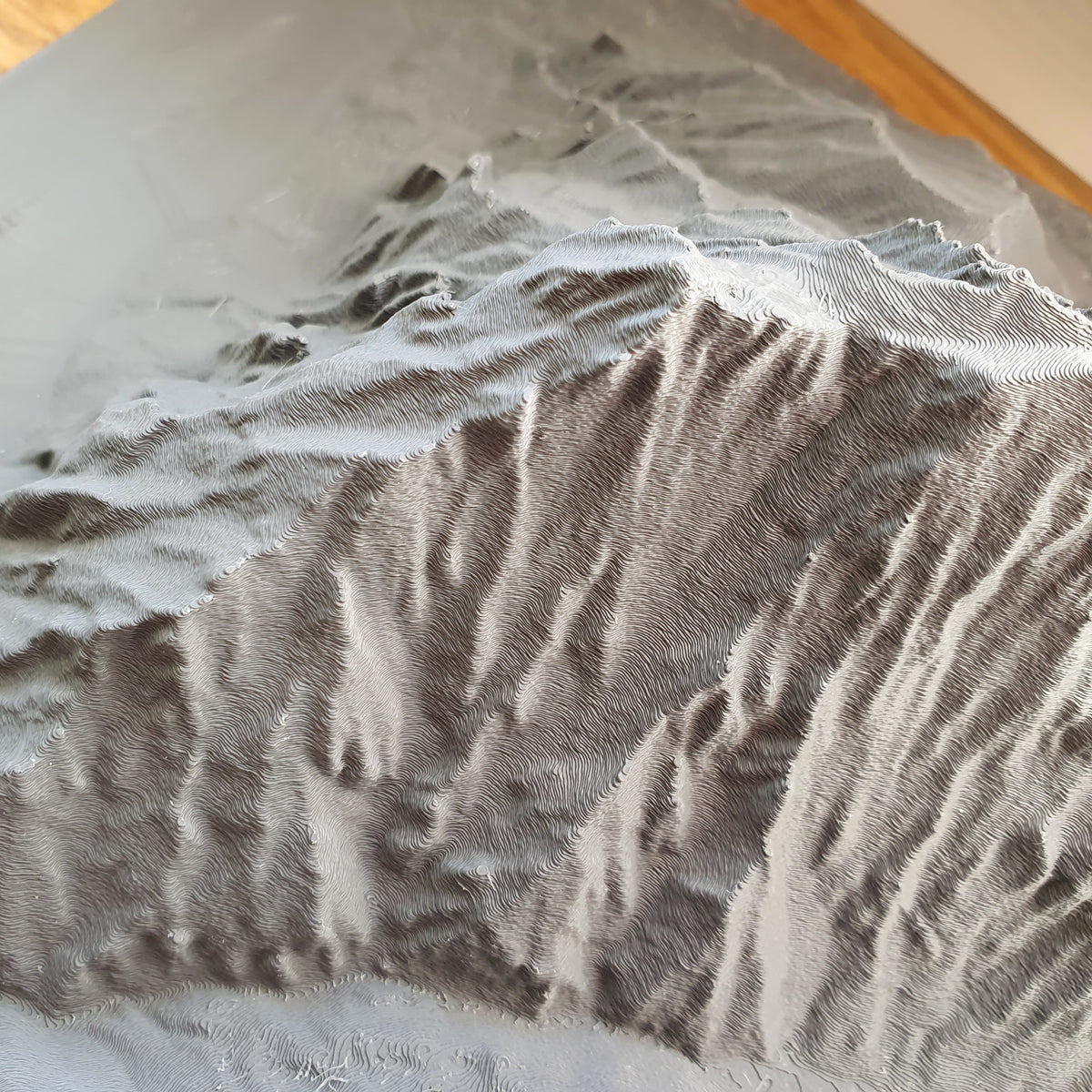 Der Wächter des Salzkammerguts | Bergreliefmodell Traunstein (1691m) | mit Holzsockel